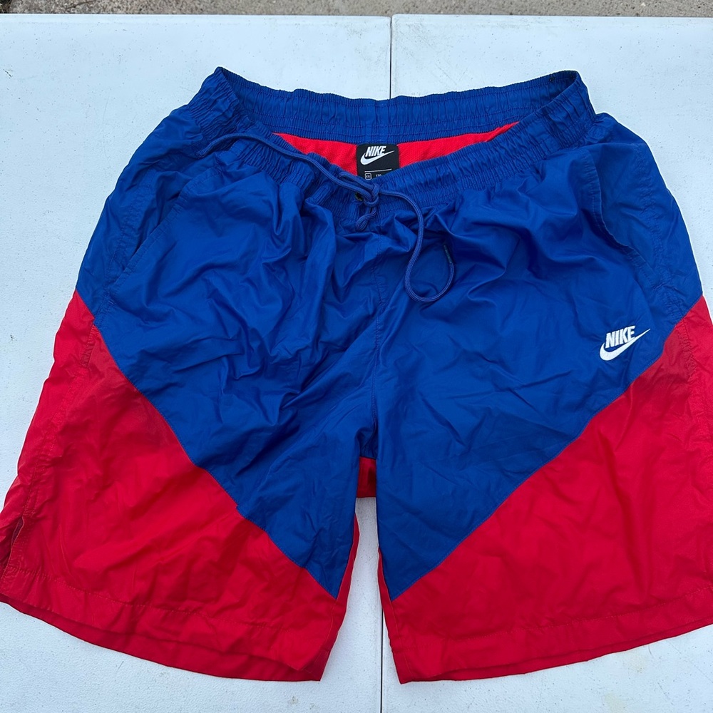 MEN SLIGHTLY WORN UNISEX NIKE NYLON  SHORTS /TRUNKS W/SIDE POCKETS AND A BACK PO